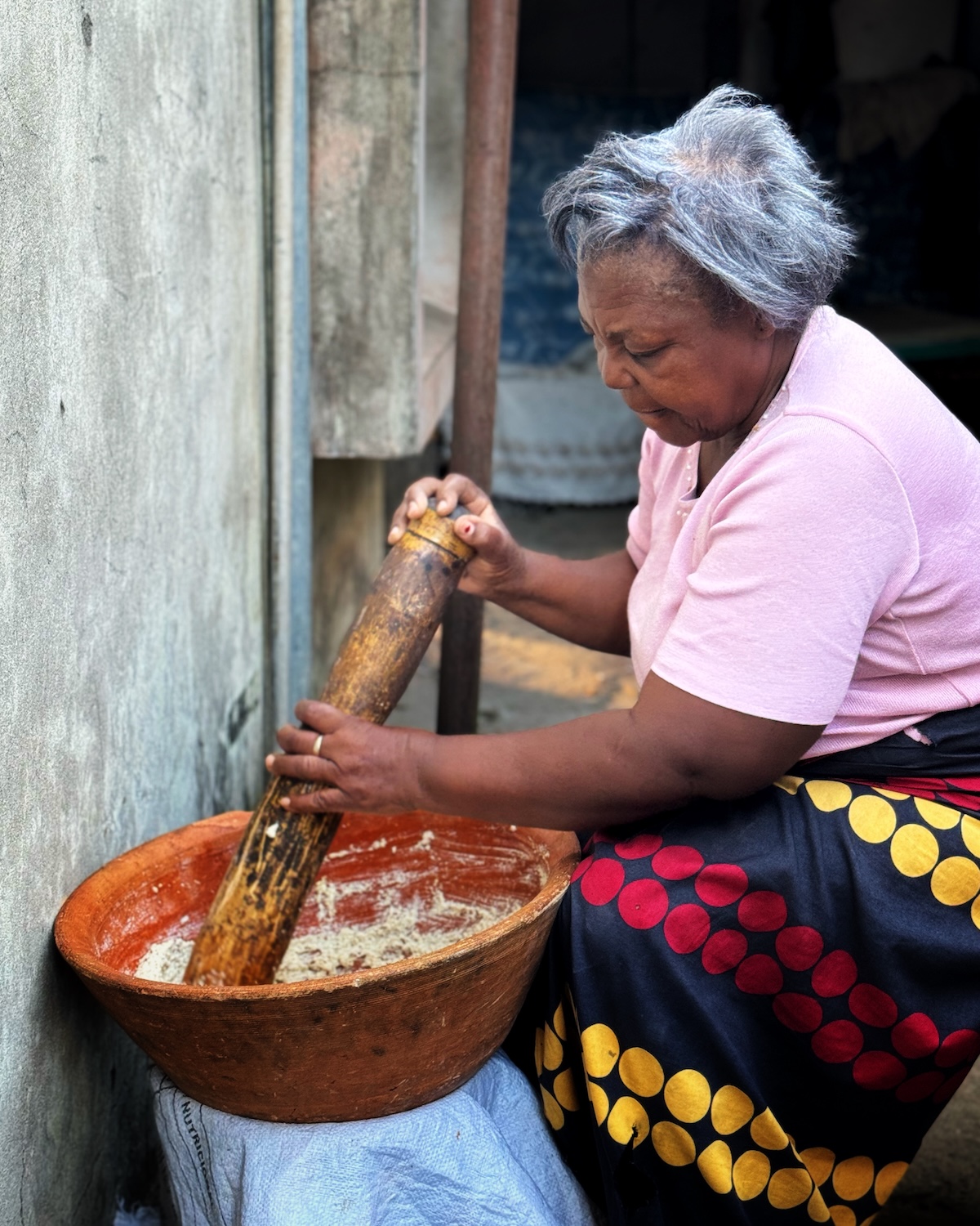 Signora di Maputo cucina badjias in Mozambico